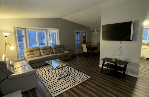 Brooklyn Center House | Happiness Hideaway: 6BR Tranquil Gem, 15min from Downtown Minneapolis