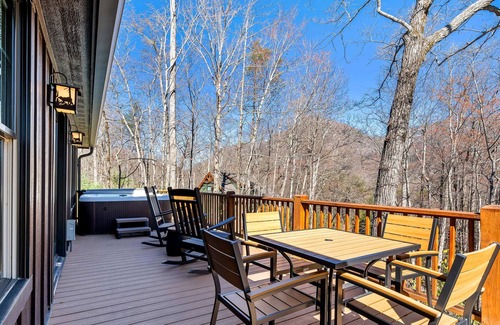 Lake Lure Cottage | Happy Bear: Lake Lure Cottage Hot Tub & Fire Pit