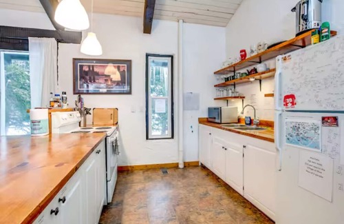 The Blue Mountains Cabin | "Happy Daze"-Big Space, Near Blue Mountain Village + Lots of fun