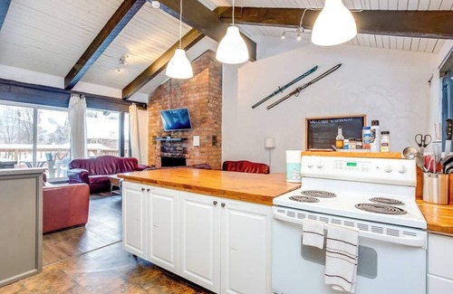 The Blue Mountains Cabin | "Happy Daze"-Big Space, Near Blue Mountain Village + Lots of fun