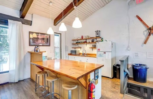 The Blue Mountains Cabin | "Happy Daze"-Big Space, Near Blue Mountain Village + Lots of fun