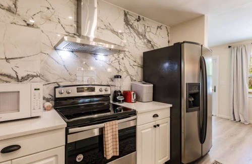 Venice Groves House | HAPPY FUN BLUE HOUSE for 8 people kids, pets friendly, 3 miles from the beach🏖️
