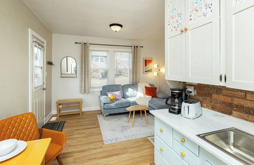 Beaverdale Cottage | Happy Happy Guest House 1bd/1ba in Quiet yet Popular Neighborhood