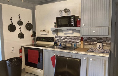 Cub Run Cabin | Happy Hills 🙂It’s a three bedroom one bath cabin with a side patio and garage