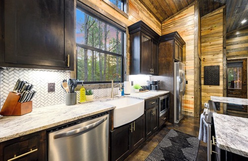 Pickens Cabin | Happy Moon/Couples Cabin Nestled in the Woods