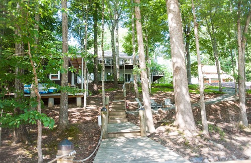 Huddleston House | Happy Oars SML: Lakefront in Quiet Cove, Linens Incl, Sun-Sun Summer Rental
