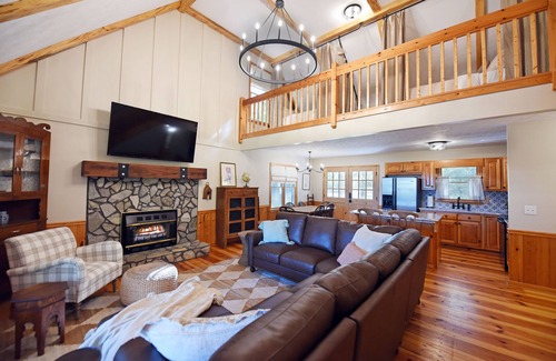 Walnut Mountain Cottage | Happy Place in Walnut Mountain Resort with pool & hiking trails