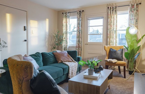 Wynnefield Heights Apartment | Happy Place Retreat: Dedicated Parking, 2 Bd King/Queen, Balcony