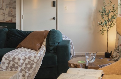 Wynnefield Heights Apartment | Happy Place Retreat: Dedicated Parking, 2 Bd King/Queen, Balcony