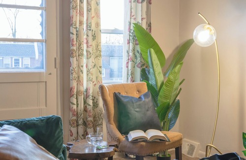 Wynnefield Heights Apartment | Happy Place Retreat: Dedicated Parking, 2 Bd King/Queen, Balcony