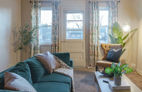 Wynnefield Heights Apartment | Happy Place Retreat: Dedicated Parking, 2 Bd King/Queen, Balcony