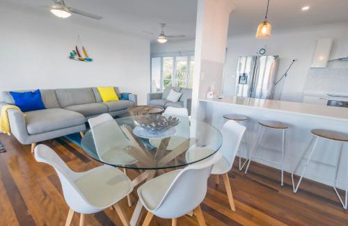 Beachmere House | Happy Tides