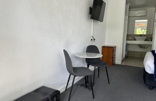 White Hills Hotel | Happy Wanderer Motel Bendigo CHILDREN NOT PERMITTED over 18s only