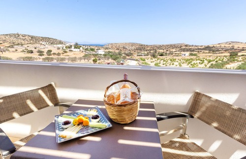 Schinoussa Town House | Harama Hotel-Twin room with balcony and sea view