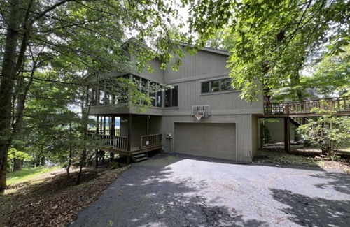 Jamestown House | Harbor Haven - 3 bedroom Family-Friendly Lakeview Home in Jamestown