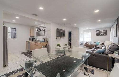 Harbor Oaks House | Harbor Oaks A Highly Sought After Waterside Community.