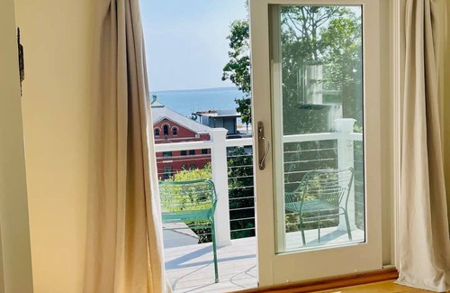 Camden Cottage | Harbor View from Every Room & Balcony 2 min from beach