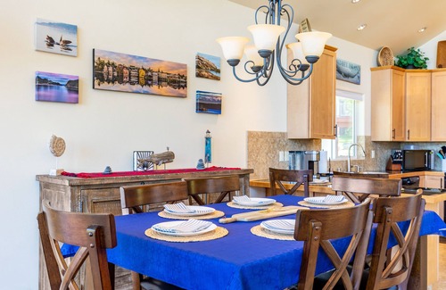 Langley House | Harborview Getaway by AvantStay | Walk to Beach