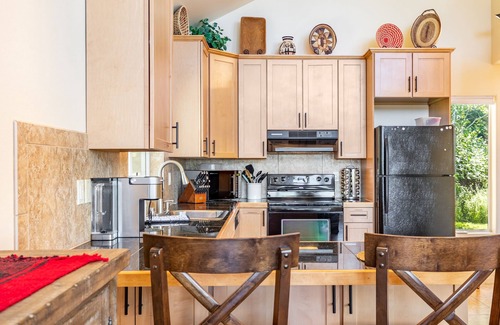 Langley House | Harborview Getaway by AvantStay | Walk to Beach