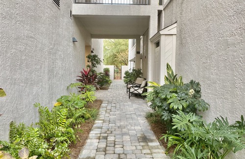 Harbour Town Condo | Harbour Cove-Remodeled Luxury Steps from the Lighthouse in Harbour Town
