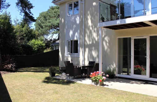 Sandbanks Apartment | Harbour Escapes | Stunning 2 Bed Apt in Sandbanks, Garden & Beach Hut option