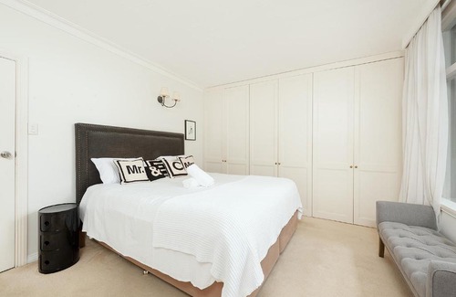 Darling Point Apartment | HARBOUR FRONT SINGLE LEVEL APARTMENT