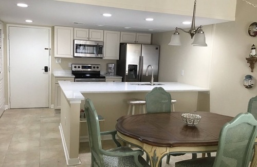 Harbour Town Condo | Harbour Town! This is a great location for your HHI stay!