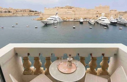 Senglea Apartment | Harbour view 2 bedroom apartment overlooking harbour