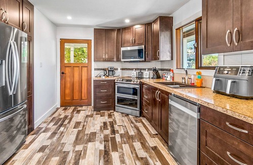 Vernon House | Harbour View Oasis: Hot tub, Firepit & Arcade Games!
