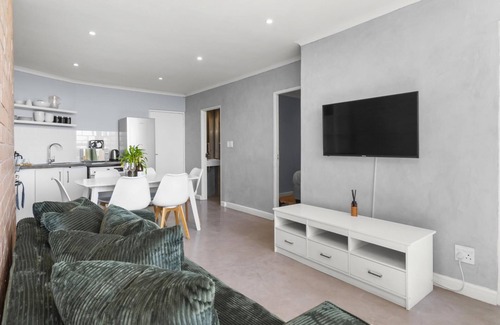 Cape Town Apartment | Harbour View Stylish Woodstock Apartment w Balcony