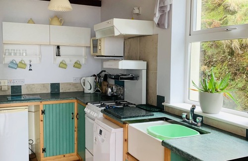 Caherdaniel Apartment | Harbour View "The Snug Apartment" - Spectacular Sea Views (Sleeps 2 - 3 people)