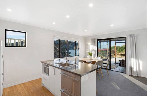 Dunedin House | Harbour Views- Gateway to the peninsula