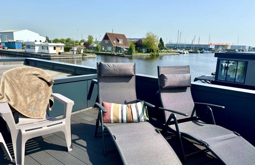 Woudsend House | Harboursuite Woudsend incl. motorboot by Interhome
