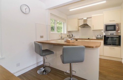 Heligan Cottage | HARCOMBE HOUSE BUNGALOW 10, family friendly, with pool in Chudleigh