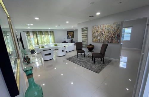Carol City Villa | Hard rock house ~ 5 Min to stadium and events