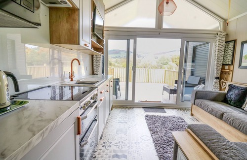 Llandrindod Wells Cottage | HARES REST, family friendly, with hot tub in Rhayader