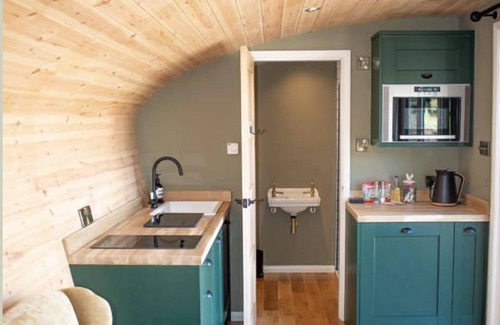 Foolow Cabin | Hare’s Retreat - (Middle Cabin) - sleeps 2 guests in 1 bedroom