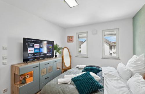 Dasing Apartment | Harmonie Homes - Built in 2025 - Hotel-Quality Beds & Linen - Full Kitchen - Fiber WiFi - 4K Smart TV - 2 Balconies - Elevator - Free Private Parking - Near Augsburg - 20 Min via Autobahn to Munich-West