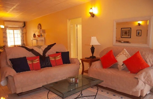 Greenwood House | Harmonious Home with 3 Bed and 2 Bath