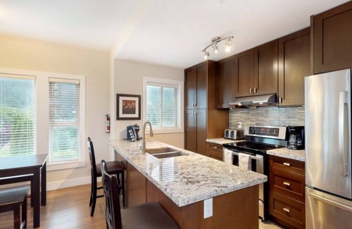 Harrison Hot Springs House | Harrison Lake View Suites - Two Bedroom Lake View Suite 1