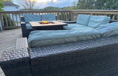 Twin Lakes House | Harry's Hotrod Hideaway - Charming 3-bedroom house with Hot Tub and Lake access