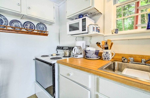 Hartford Cottage | Hartford Cottage w/Private Beach on Bear Pond!