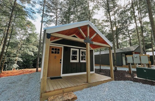 Hartwell RV Rental | Hartwell Cabins and RVs is located in the serenity of the woodlands! This newly built 450 sq