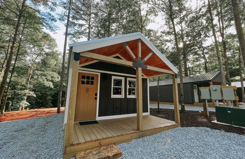Hartwell RV Rental | Hartwell Cabins and RVs is located in the serenity of the woodlands! This newly built 450 sq
