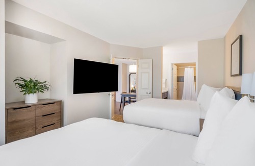 Acres Green Hotel | Hassle-free Stay! w/Outdoor Pool, Free Breakfast, Unit w/Full Kitchen!