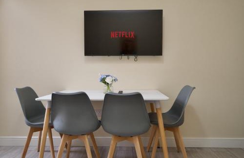 Coventry House | Hastings Manor - Free Netflix, Parking, WiFi & Private Garden