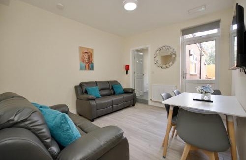 Coventry House | Hastings Manor - Free Netflix, Parking, WiFi & Private Garden