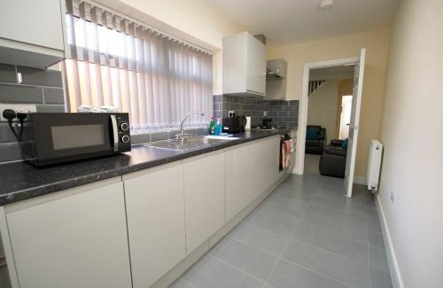 Coventry House | Hastings Manor - Free Netflix, Parking, WiFi & Private Garden