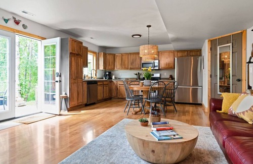 Fishhook Apartment | Hatcher Pass Sweet Spot~Fresh Eggs & Local Coffee!