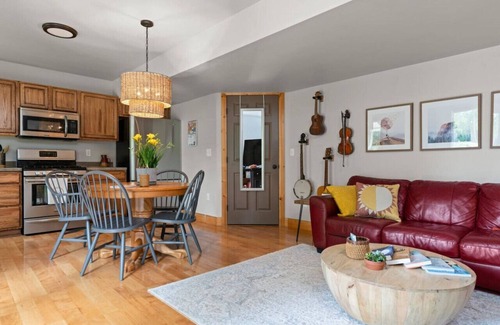 Fishhook Apartment | Hatcher Pass Sweet Spot~Fresh Eggs & Local Coffee!